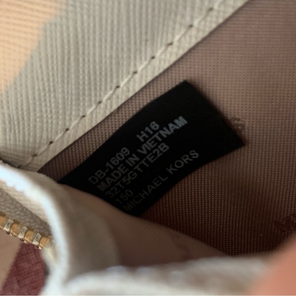 Classic Michael Kors Wallet - Picture 5 of 8